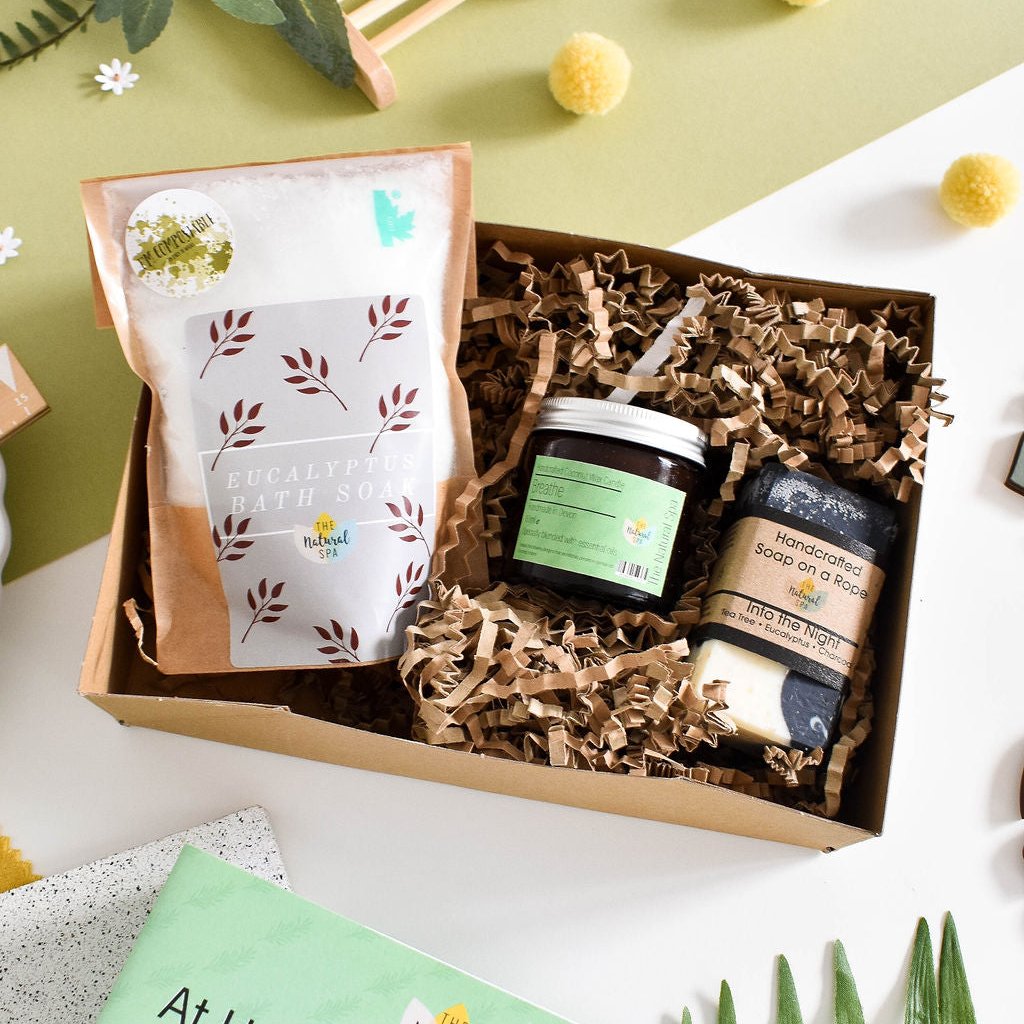 The Natural Spa Geschenkset Wellness Kokoswachskerze im Glas, Eukalyptus Badesalz und handgemachte Seife - Set offen