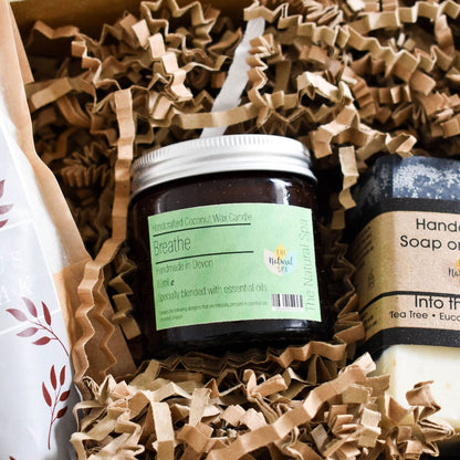 The Natural Spa Geschenkset Wellness Kokoswachskerze im Glas, Eukalyptus Badesalz und handgemachte Seife - Kerze