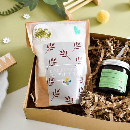 The Natural Spa Geschenkset Wellness Kokoswachskerze im Glas, Eukalyptus Badesalz und handgemachte Seife - Badesalz