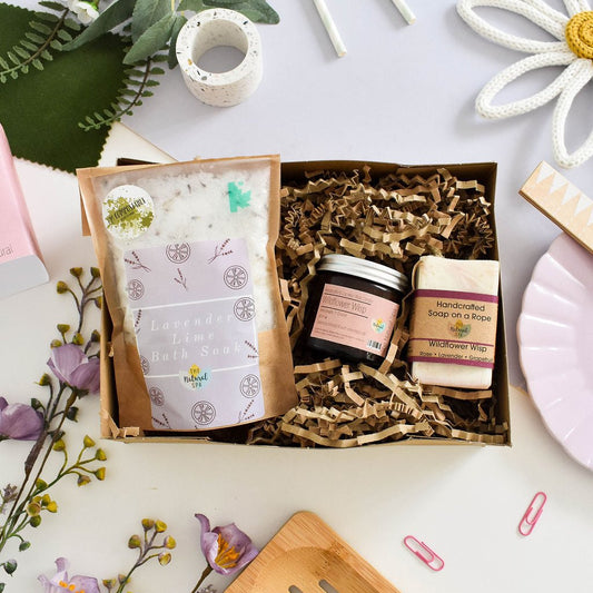 THE NATURAL SPA COSMETICS Geschenkset Wellness Duftkerze im Glas handgemachte Seife "Wildblumen" Badesalz "Lavendel-Limette" - Geschenkbox offen