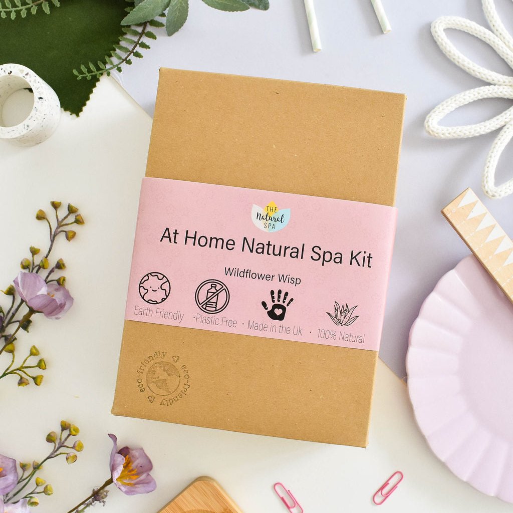 THE NATURAL SPA COSMETICS Geschenkset Wellness Duftkerze im Glas handgemachte Seife "Wildblumen" Badesalz "Lavendel-Limette" - Geschenkbox geschlossen