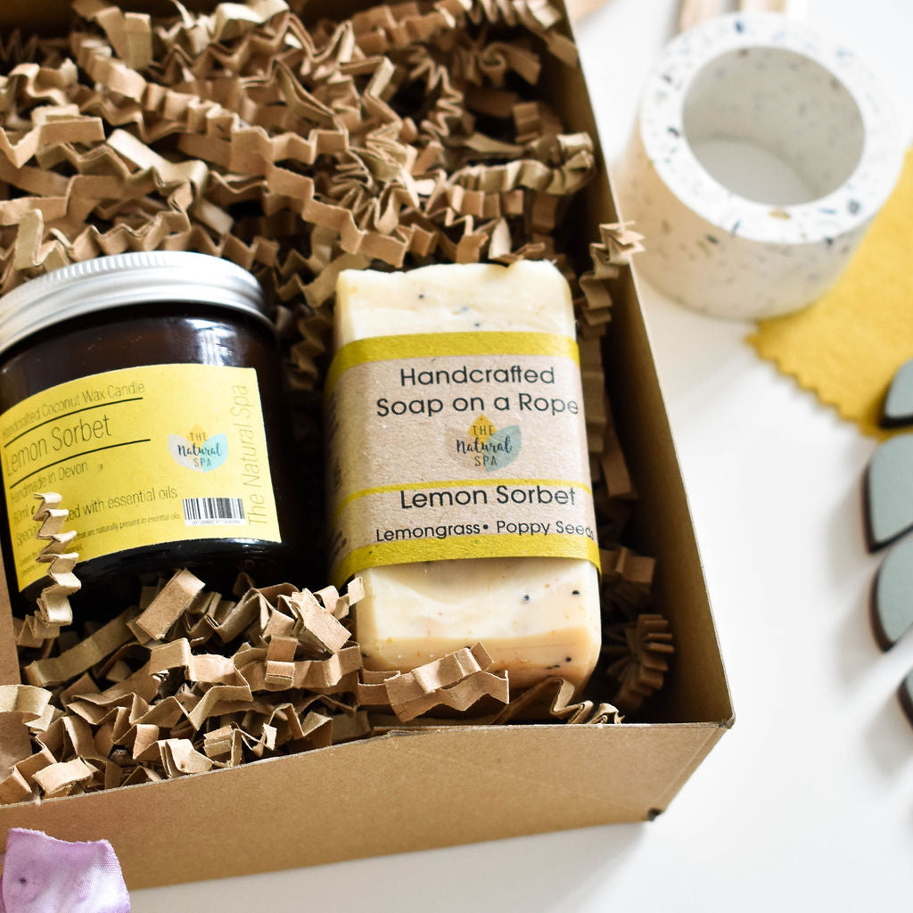 THE NATURAL SPA Wellness Geschenkset Zitronensorbet Duftkerze im Glas Badesalz  handgemachte Seife