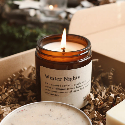 HEY CHALKY Duftkerze im Glas Winter Nights 155g - Winterduft nach Nelken, Moschus, Amber, Lemon und Bergamot