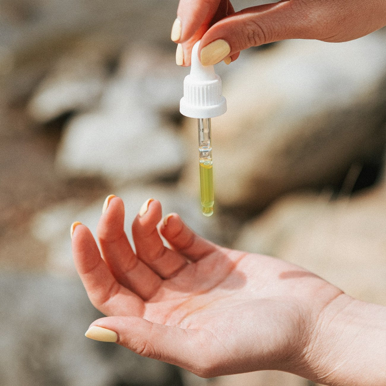 LOELLE Avocadoöl für Haut und Haare - Anwendung der Pipette