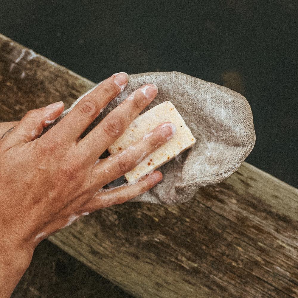 LOELLE Marokkanische Seife Arganöl 75g - Hand mit schäumender Seife