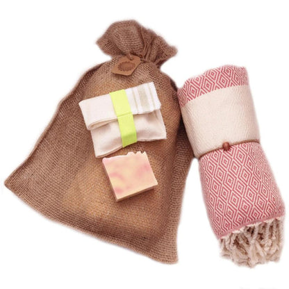 MADEATHAND Wellness Geschenkset Hamamtuch Diamond Pink, Seife, Badehandschuh