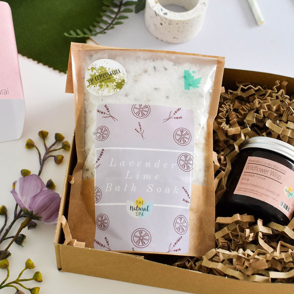 THE NATURAL SPA Geschenkset Wellness Wildblume Duftkerze im Glas Badesalz und Seife