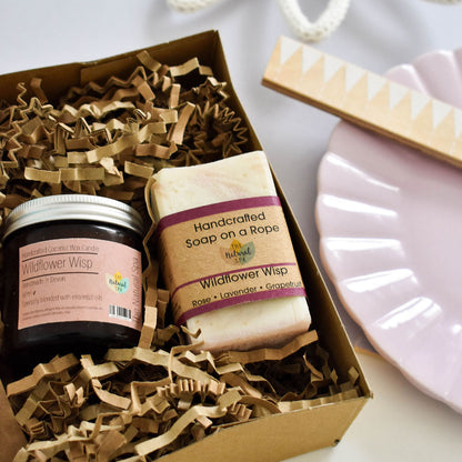 THE NATURAL SPA Geschenkset Wellness Wildblume Duftkerze im Glas Badesalz und Seife