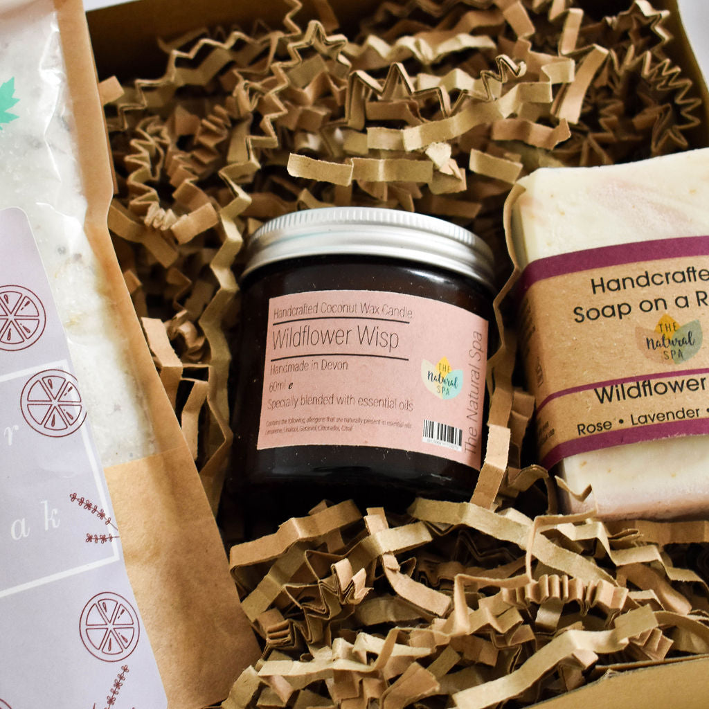 THE NATURAL SPA Geschenkset Wellness Wildblume Duftkerze im Glas Badesalz und Seife