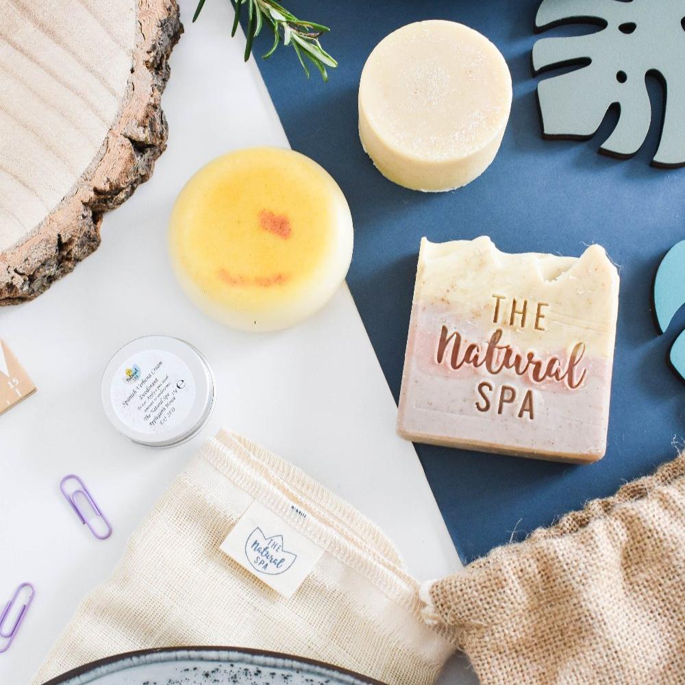 THE NATURAL SPA Geschenkset für Frauen - natürliche Pflege - Duftvariante Earth  - moodbild Seifen und Deocreme