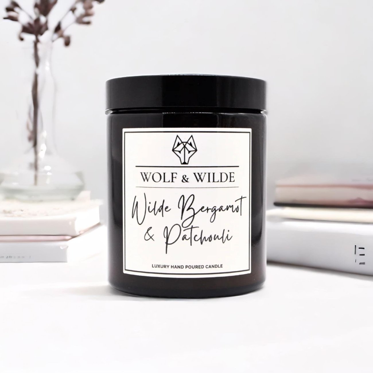 WOLF & WILDE Wilde Bergamot & Patchouli Aromatherapie Duftkerze im Glas - moodbild Kerze mit Bücher