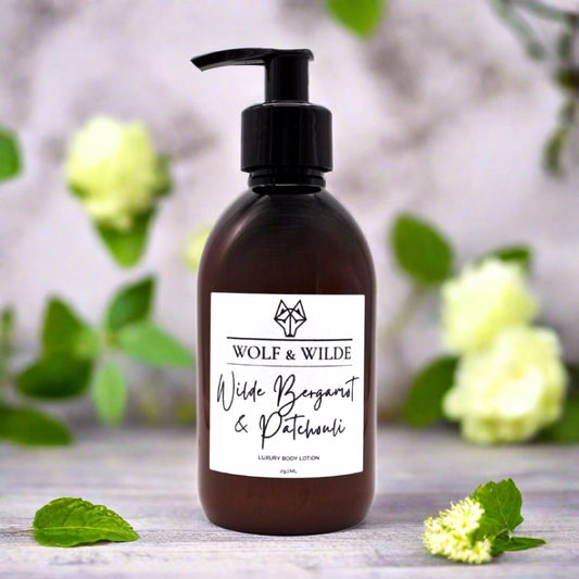 WOLF & WILDE "WILDE Bergamot & Patchouli" Bodylotion 250ml - Spenderflasche mit Bergamotte & Patchouli Deko