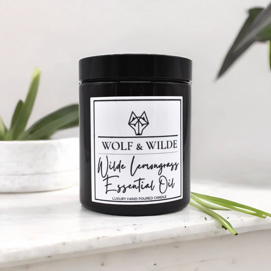 WOLF & WILDE Wilde Lemongrass Essential Oil Luxus Aromatherapie Duftkerze im glas mit Zitronengrasöl - moodbild Kerze mit Lemongras