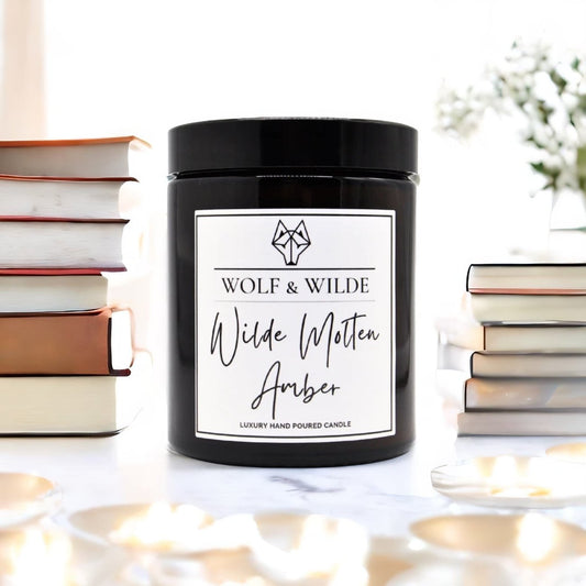 WOLF & WILDE Wilde Molton Amber Handgemachte Duftkerze im Glas 180ml - moodbild Kerze mit Büchern